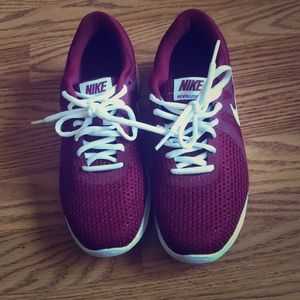 Nike sneakers 👟 Color: BURGUNDY